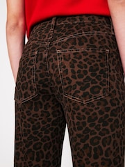 Vaqueros girlfriend con diseño de leopardo de Boden - Imagen 5 de 7
