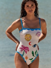 Eleanor Bowmer – Bandeau-Badeanzug mit bauchformendem Effekt und Print in Weiß/Blau - Bild 2 von 9