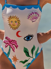Eleanor Bowmer – Bandeau-Badeanzug mit bauchformendem Effekt und Print in Weiß/Blau - Bild 6 von 9