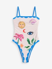 Eleanor Bowmer – Bandeau-Badeanzug mit bauchformendem Effekt und Print in Weiß/Blau - Bild 7 von 9