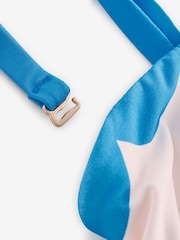 Eleanor Bowmer – Bandeau-Badeanzug mit bauchformendem Effekt und Print in Weiß/Blau - Bild 9 von 9