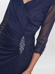 Gina Bacconi Georgina Maxi-Kleid mit Kragendetail und Perlenbesatz in Blau - Bild 4 von 5