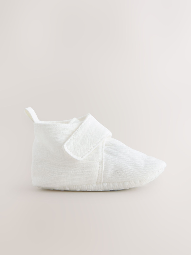 Weiß - Musselin-Babyschuhe mit Klettverschluss (0–2 Monate) - Bild 2 von 4 Weiß - Musselin-Babyschuhe mit Klettverschluss (0–2 Monate) - Bild 2 von 4