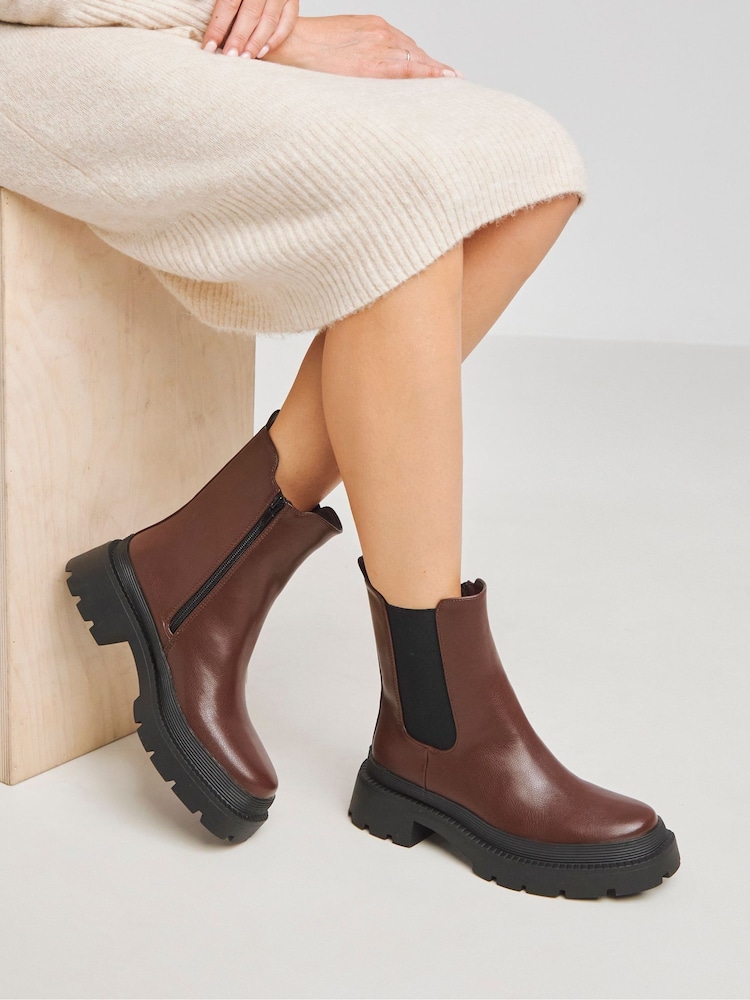 Simply Be – Chelsea-Stiefeletten mit breiter Passform und dicker Sohle - Bild 1 von 4 Simply Be – Chelsea-Stiefeletten mit breiter Passform und dicker Sohle - Bild 1 von 4