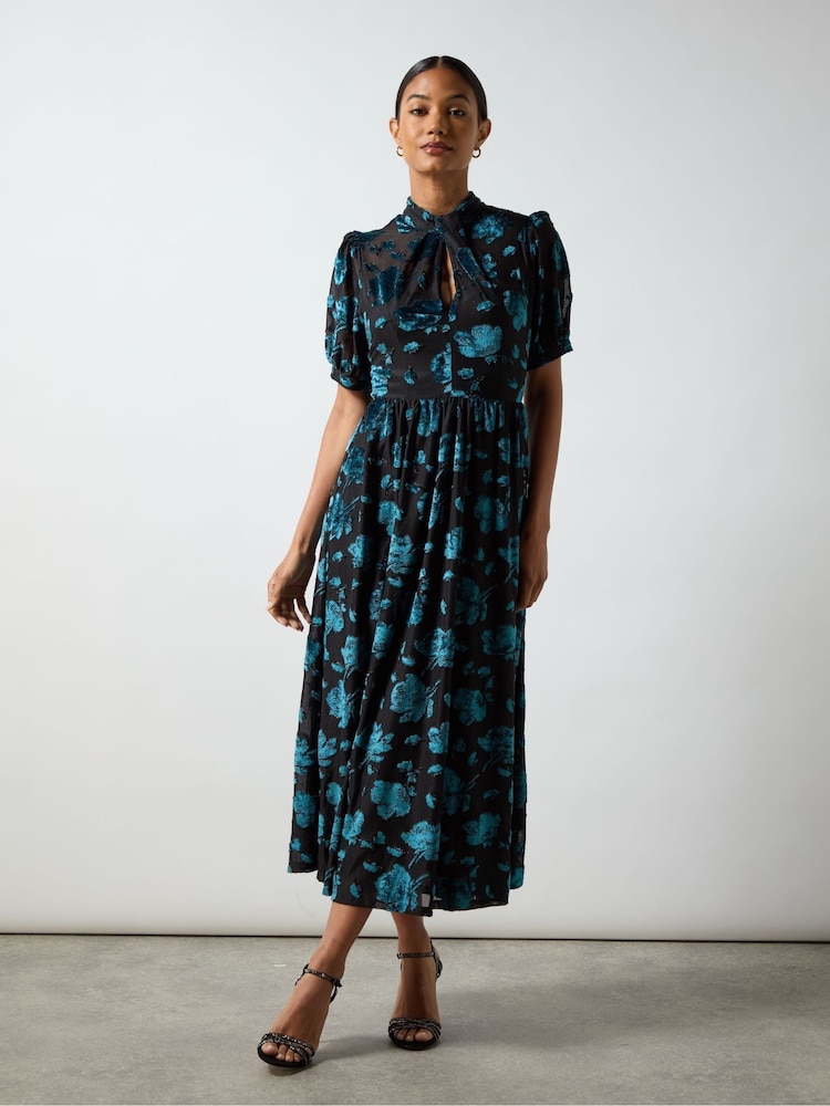 Ro&Zo – Erin – blaugrünes geblümtes Burnout-Midikleid - Bild 1 von 3 Ro&Zo – Erin – blaugrünes geblümtes Burnout-Midikleid - Bild 1 von 3