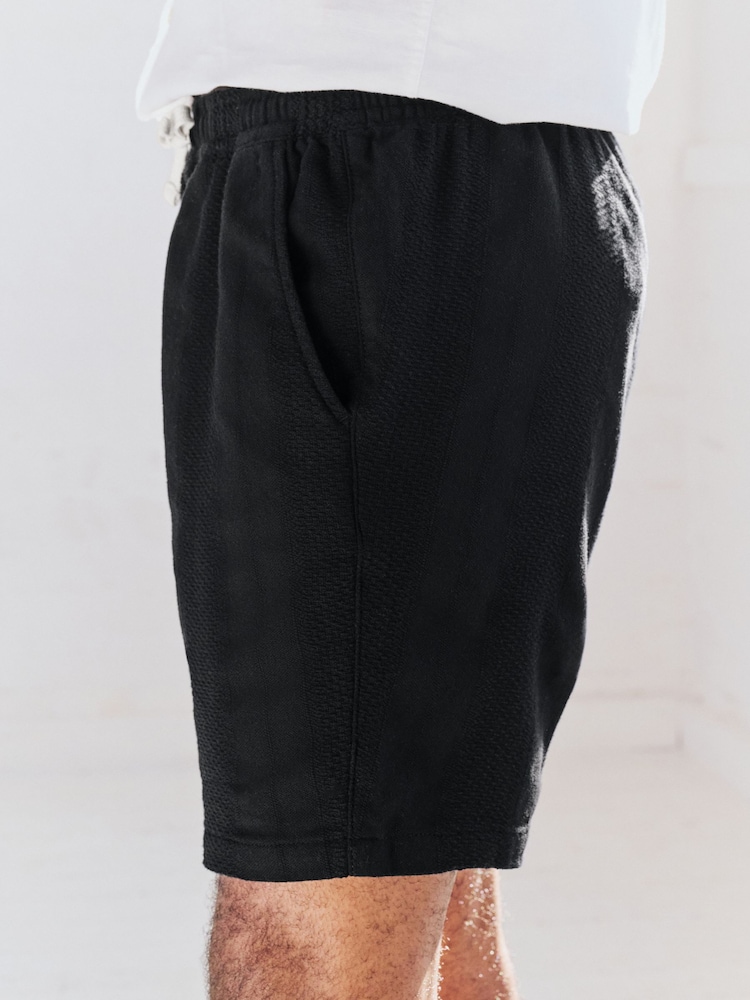 Zwart - Getextureerde gestreepte 100% katoenen shorts met trekkoord in de taille - Image 4 of 6
