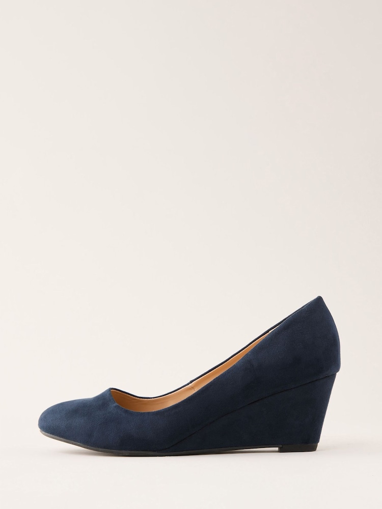 Azul marino - Zapatos de salón con cuña media y puntera redonda de Friends Like These - Imagen 5 de 5