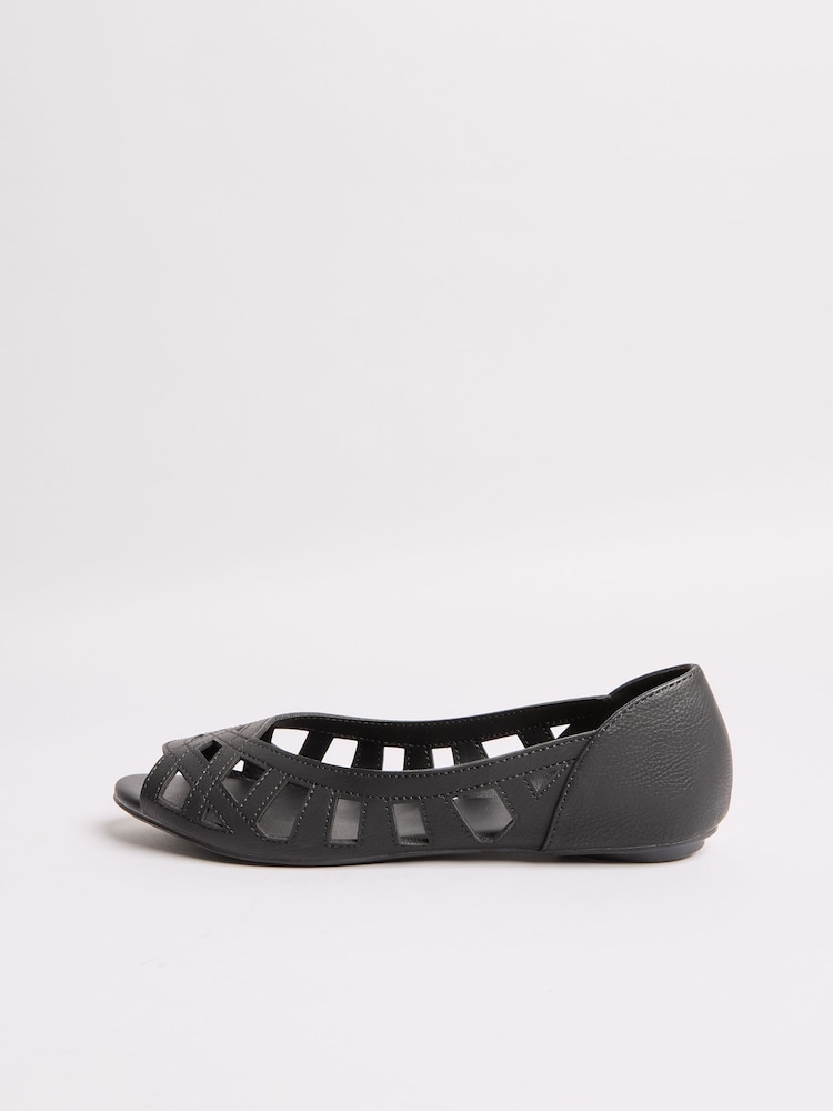 Schwarz - Friends Like These Flache Peeptoe-Ballerinas aus Kunstleder mit Zierausschnitten - Bild 5 von 5 Schwarz - Friends Like These Flache Peeptoe-Ballerinas aus Kunstleder mit Zierausschnitten - Bild 5 von 5