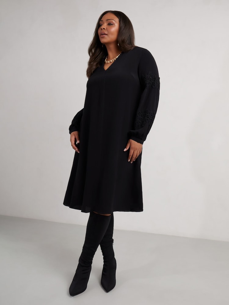 Live Unlimited Curve jurk met kanten detail en lange mouwen - Image 1 of 4