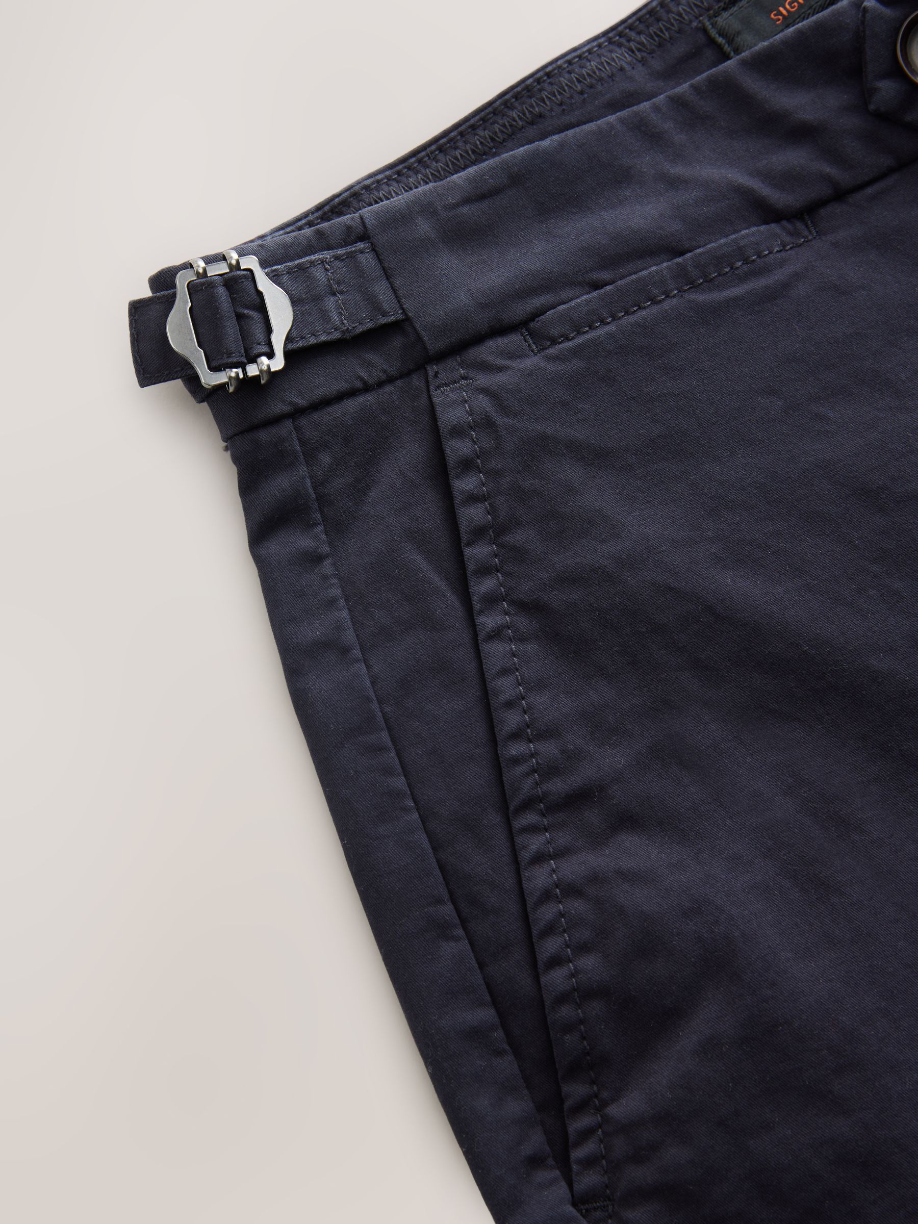Cumpără Bleumarin - Pantaloni scurți chino cu amestec de mătase