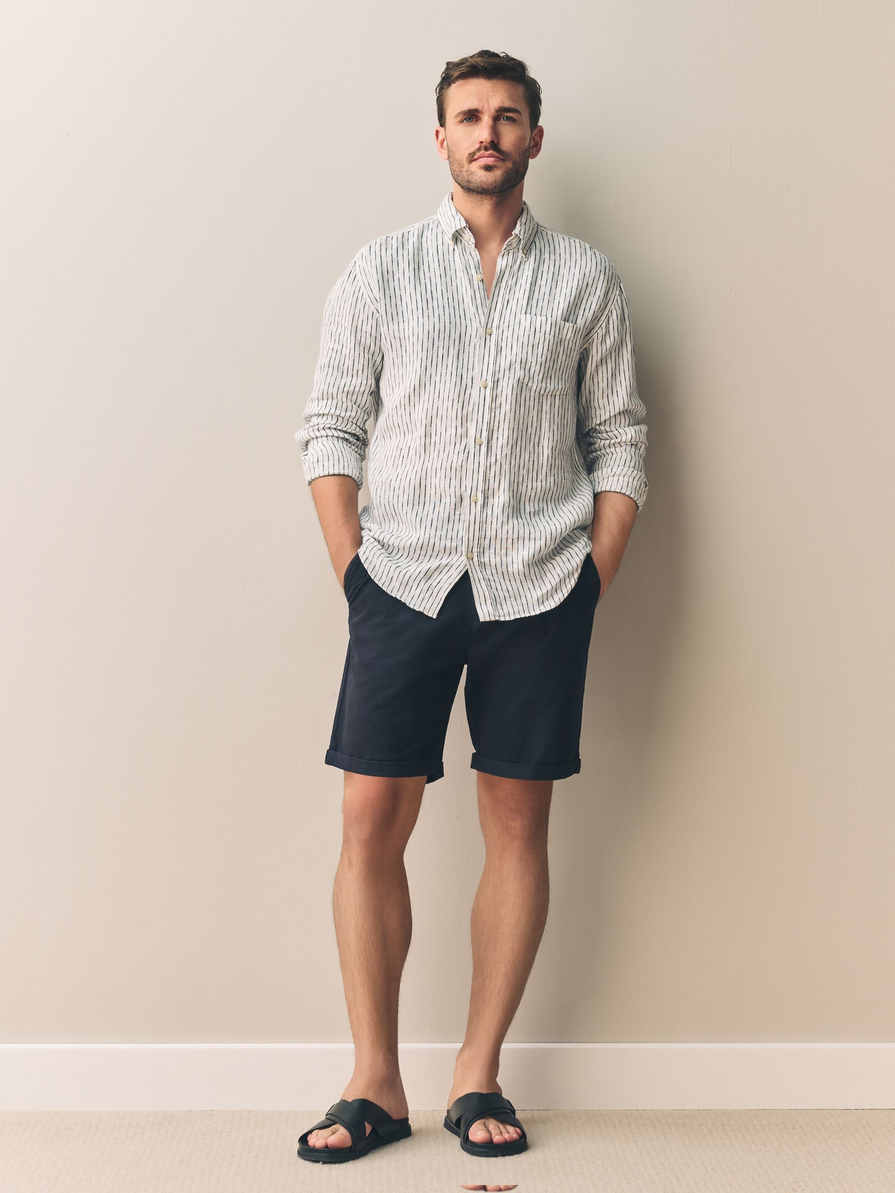 Cumpără Bleumarin - Pantaloni scurți chino cu amestec de mătase