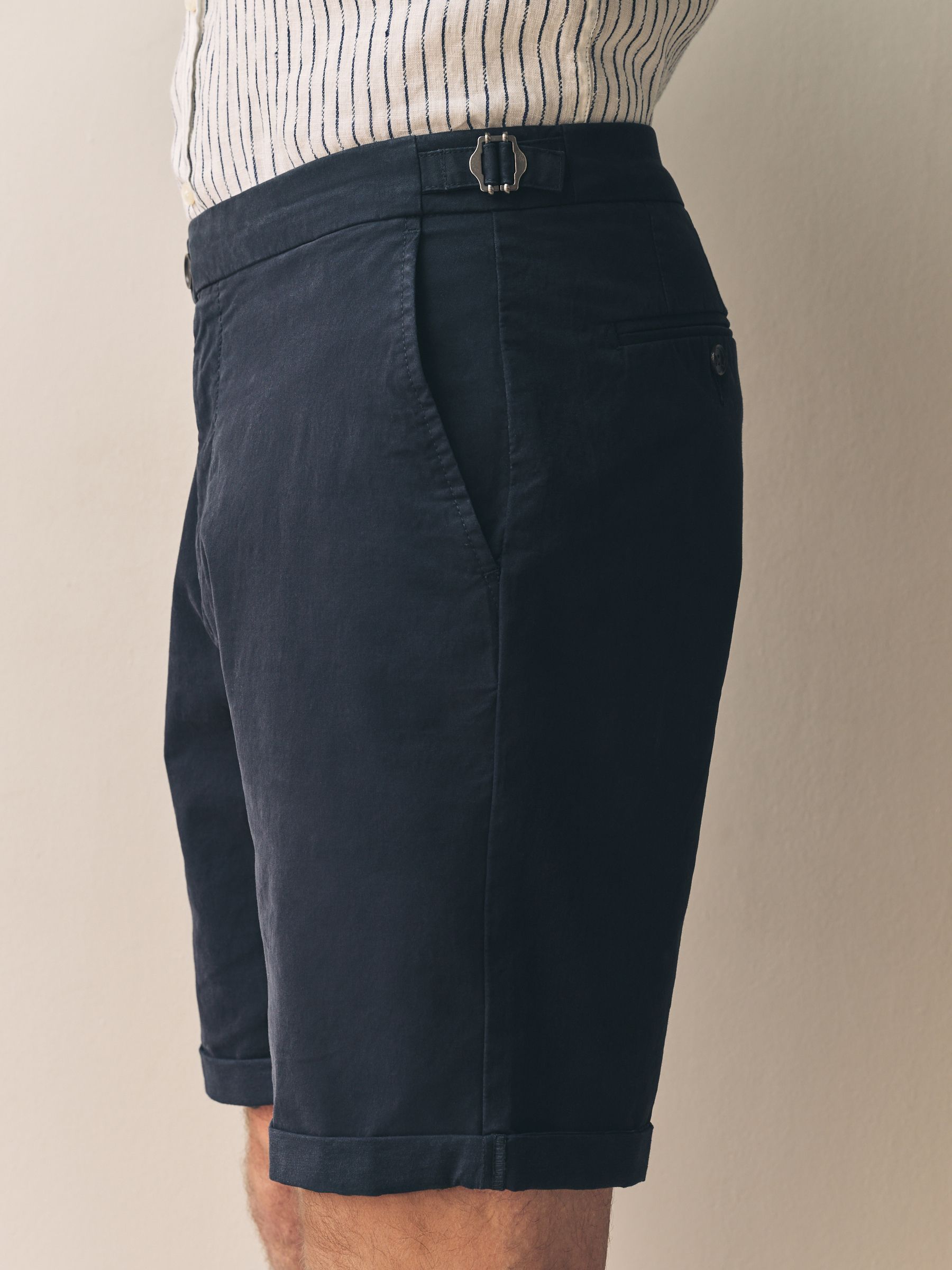 Cumpără Bleumarin - Pantaloni scurți chino cu amestec de mătase