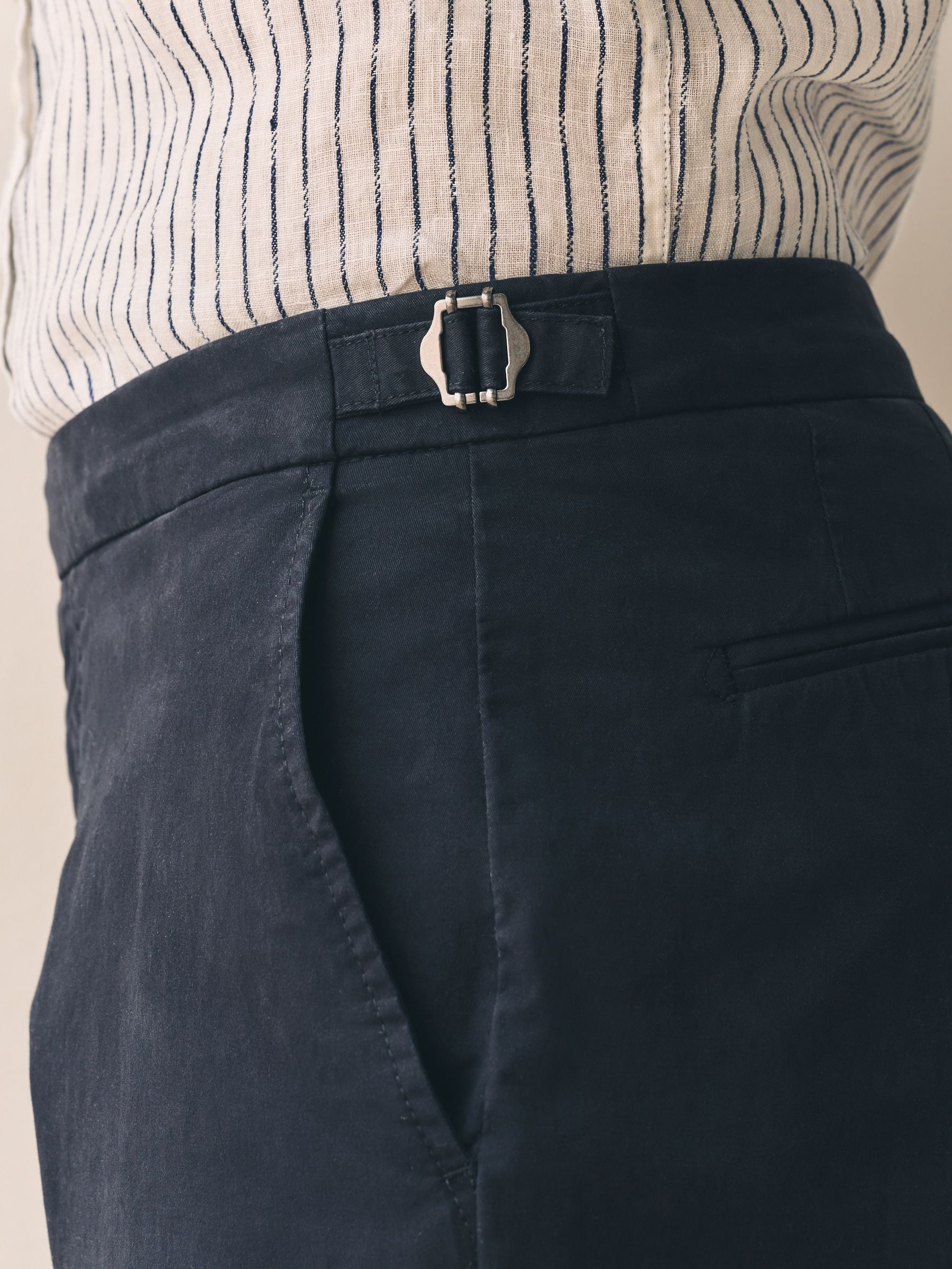 Cumpără Bleumarin - Pantaloni scurți chino cu amestec de mătase
