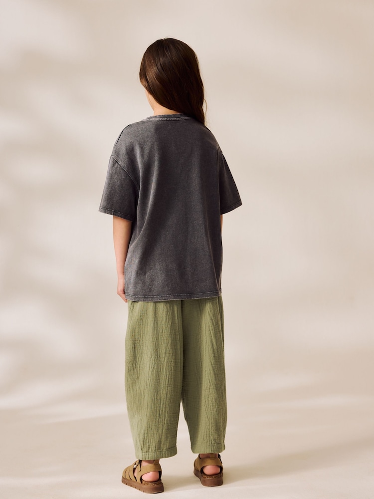 Khakigrün - Hose aus 100 % Baumwolle mit Schlupfverschluss und Barrel-Hosenbein (3–16 J.) - Bild 2 von 6 Khakigrün - Hose aus 100 % Baumwolle mit Schlupfverschluss und Barrel-Hosenbein (3–16 J.) - Bild 2 von 6