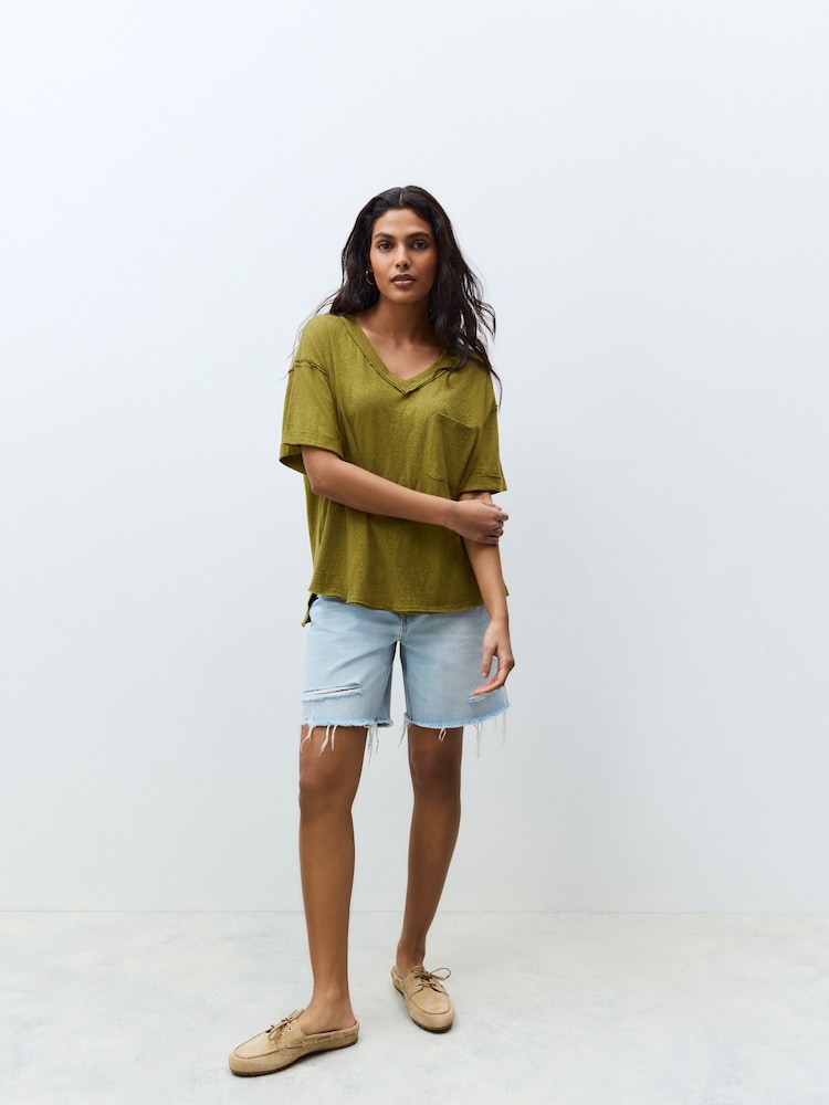 Verde oliva - Camiseta oversize de manga corta con cuello en pico - Imagen 2 de 9 Verde oliva - Camiseta oversize de manga corta con cuello en pico - Imagen 2 de 9