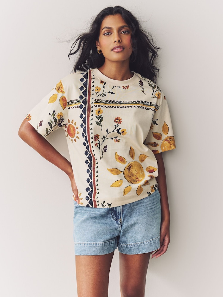 Ecru White Sunflower Floral Placement Print - تيشرت من القطن 100% بكُم قصير وياقة بحافة مستديرة - صورة 1 من 7