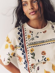 Ecru White Sunflower Floral Placement Print - تيشرت من القطن 100% بكُم قصير وياقة بحافة مستديرة - صورة 4 من 7