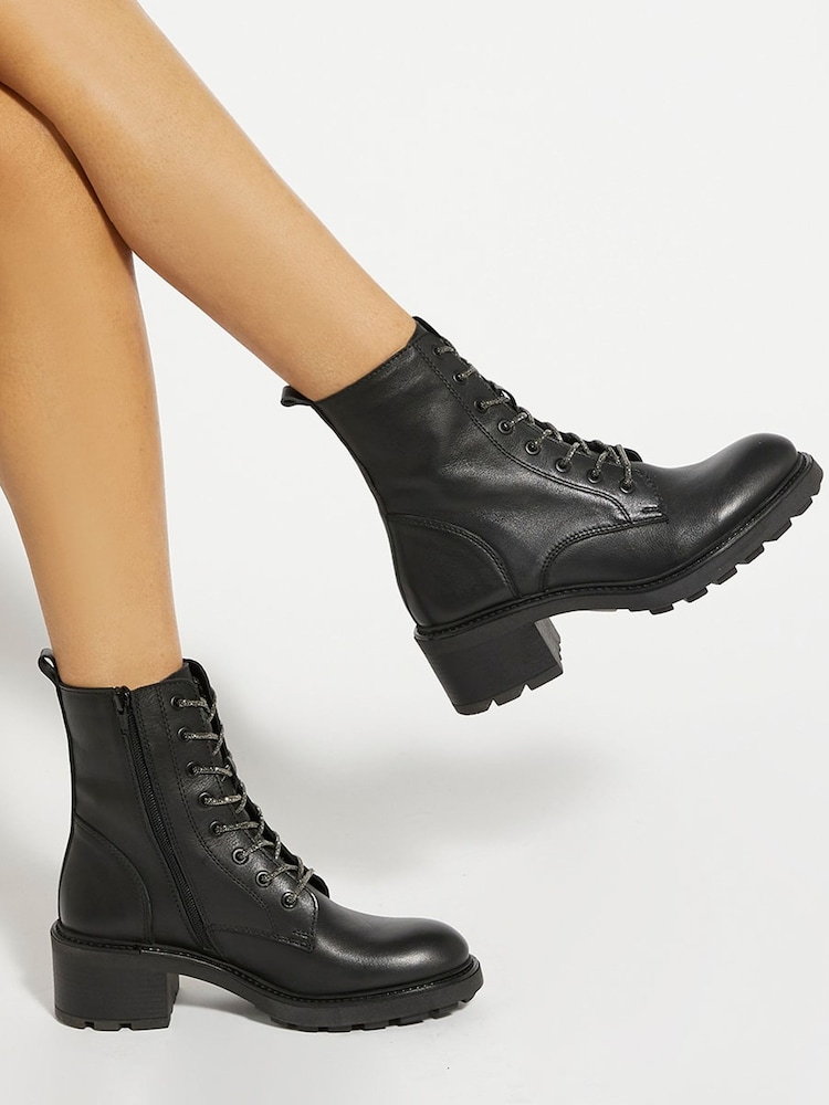 Dune London – Plexie – Stiefel mit verzierten Schnürsenkeln - Bild 1 von 6 Dune London – Plexie – Stiefel mit verzierten Schnürsenkeln - Bild 1 von 6