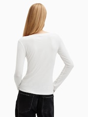 Blanco - AllSaints Rina Long Sleeve Scoop Neck T-Shirt - Imagen 6 de 7