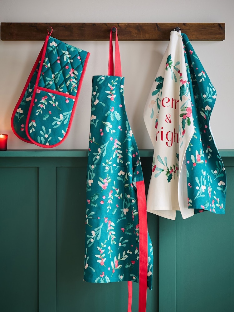 Catherine Lansfield 4 Pack Green Christmas Holly & Mistletoe 100% Cotton Tea Towels - Image 2 of 2 Catherine Lansfield 4 Pack Green Christmas Holly & Mistletoe 100% Cotton Tea Towels - Image 2 of 2
