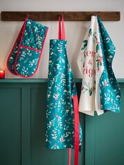 Catherine Lansfield Green Christmas Holly & Mistletoe 100% Cotton Oven Gloves - Image 2 of 2