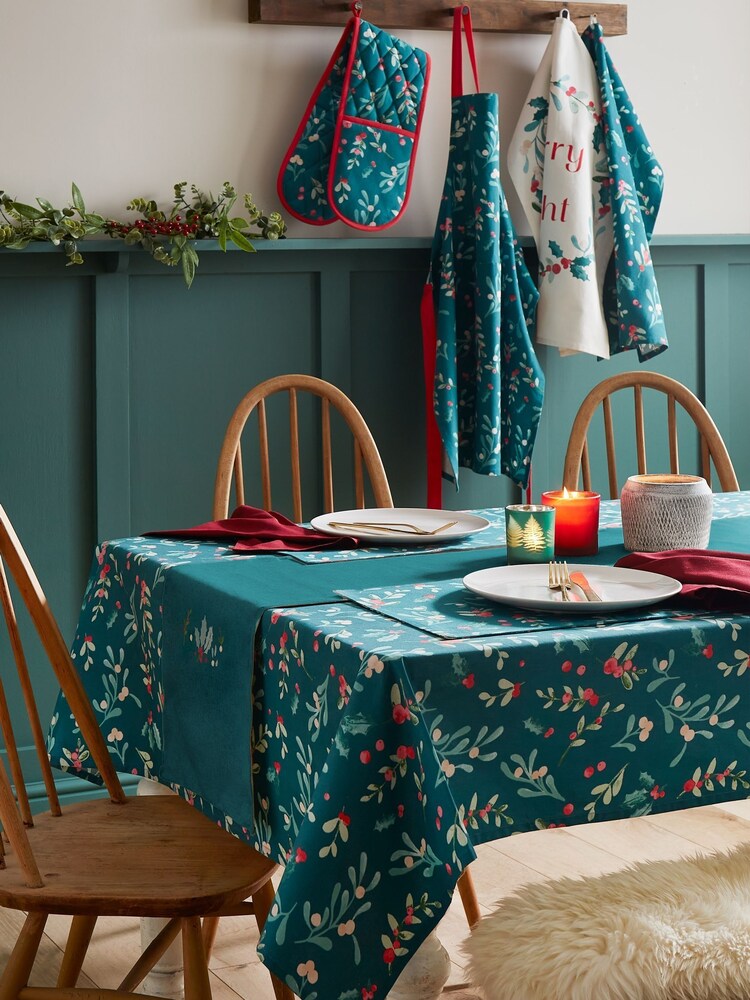 Catherine Lansfield 4 Pack Green Christmas Holly & Mistletoe 100% Cotton Placemats - Image 2 of 2