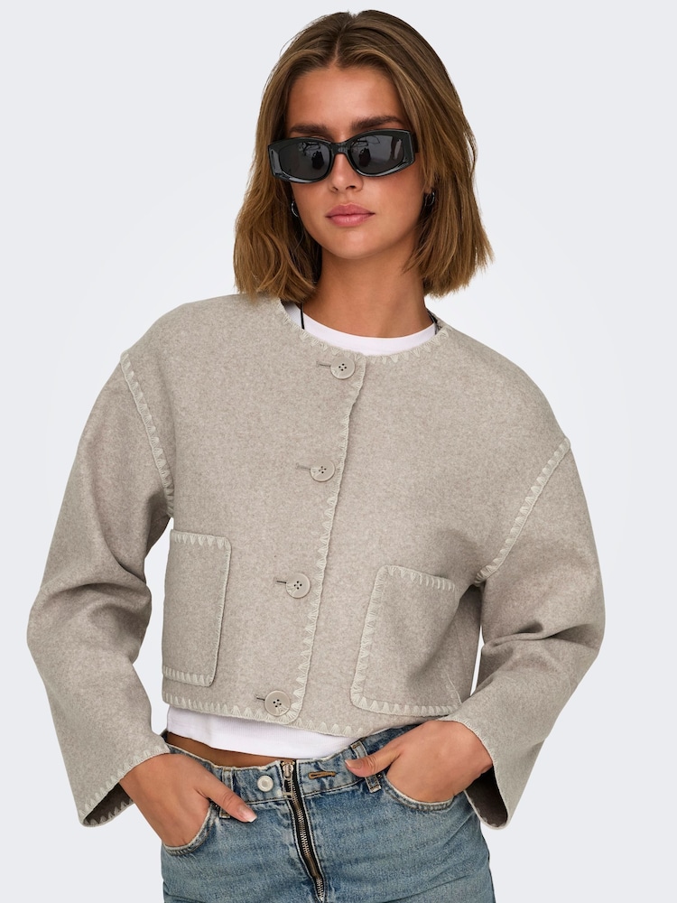 ONLY Kurze Jacke mit Kontrastnähten und Muschelsaumkante - Bild 1 von 7