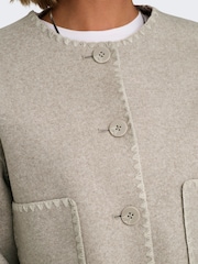 ONLY Kurze Jacke mit Kontrastnähten und Muschelsaumkante - Bild 2 von 7