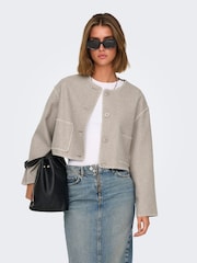 ONLY Kurze Jacke mit Kontrastnähten und Muschelsaumkante - Bild 3 von 7