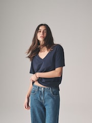 Navy/Light Blue/ Cream - The Set מארז של 3 חולצות טי מבד במרקם לא אחיד עם צווארון וי, %100 כותנה - תמונה 7 מתוך 12