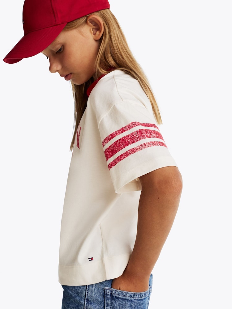 לבן - Tommy Hilfiger חולצת טי מ-%100 כותנה בסגנון קולג' עם דוגמת קוביות צבע - Image 4 of 5