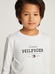 أبيض - تيشِرت تلبيس قياسي بكُم طويل مزيّن بشعار 1985 مصنوع من خامة %100 قطن من Tommy Hilfiger - صورة 3 من 5