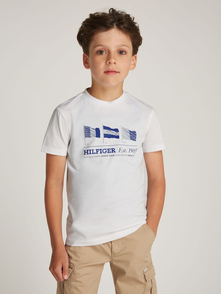 تيشِرت قطن 100% مزيّن بأعلام مرفرفة تلبيس قياسي من Tommy Hilfiger - صورة 1 من 5
