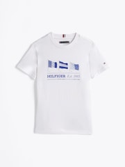 تيشِرت قطن 100% مزيّن بأعلام مرفرفة تلبيس قياسي من Tommy Hilfiger - صورة 4 من 5