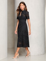 Negro - Vestido camisero a media pierna con cinturón de encaje bordado de 100% algodón Premium de Lipsy - Imagen 1 de 4