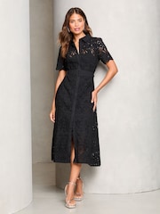 Negro - Vestido camisero a media pierna con cinturón de encaje bordado de 100% algodón Premium de Lipsy - Imagen 3 de 4