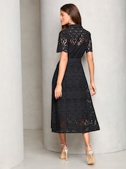Negro - Vestido camisero a media pierna con cinturón de encaje bordado de 100% algodón Premium de Lipsy - Imagen 4 de 4