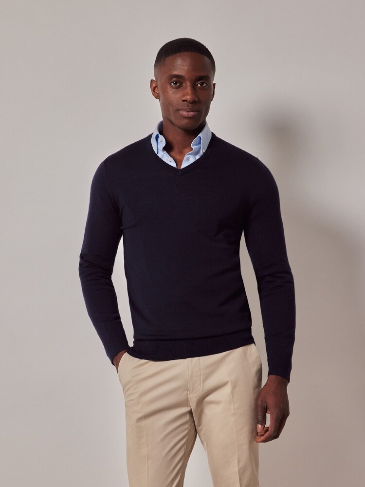 Hawes & Curtis בצבע כחול סוודר צמר מרינו עם צווארון וי - תמונה 1 מתוך 3