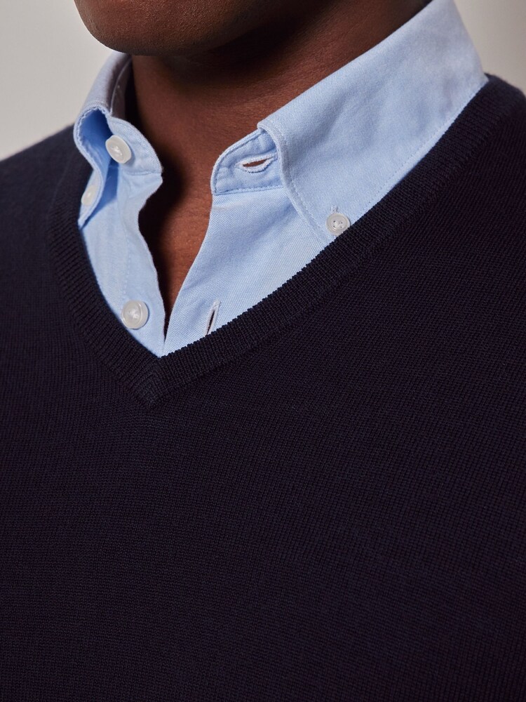 Hawes & Curtis בצבע כחול סוודר צמר מרינו עם צווארון וי - תמונה 3 מתוך 3