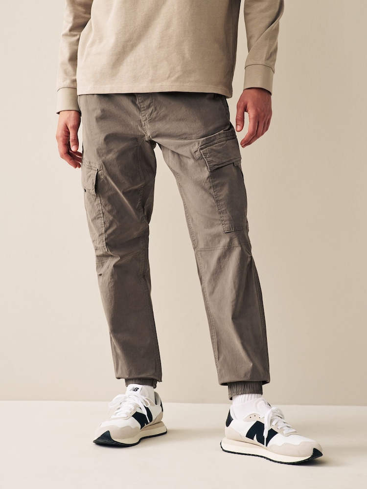 Marron champignon - Coupe fuselée régulière - Pantalon cargo style militaire en tissu stretch - Image 1 of 7