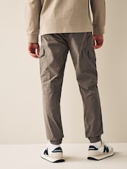 Marron champignon - Coupe fuselée régulière - Pantalon cargo style militaire en tissu stretch - Image 2 de 7
