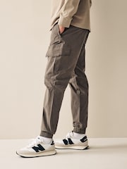 Marron champignon - Coupe fuselée régulière - Pantalon cargo style militaire en tissu stretch - Image 3 de 7