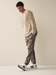 Marron champignon - Coupe fuselée régulière - Pantalon cargo style militaire en tissu stretch - Image 4 de 7