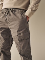Marron champignon - Coupe fuselée régulière - Pantalon cargo style militaire en tissu stretch - Image 6 de 7