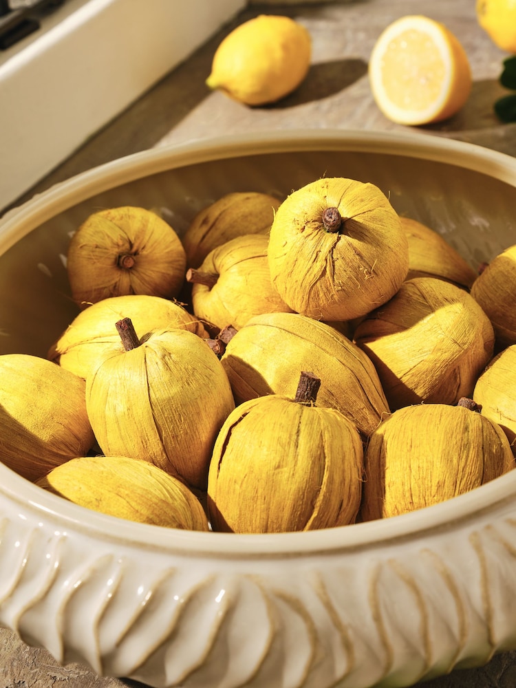 Lemon and Bergamot Fragranced Pot Pourri - Image 2 of 3