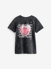 أسود شاحب - تيشِرت مريح للبنات مُزيَّن برسمة غرافيك من القطن 100% من ®SMILEYWORLD - صورة 1 من 6