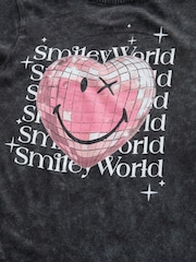 أسود شاحب - تيشِرت مريح للبنات مُزيَّن برسمة غرافيك من القطن 100% من ®SMILEYWORLD - صورة 3 من 6