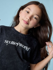أسود شاحب - تيشِرت مريح للبنات مُزيَّن برسمة غرافيك من القطن 100% من ®SMILEYWORLD - صورة 6 من 6