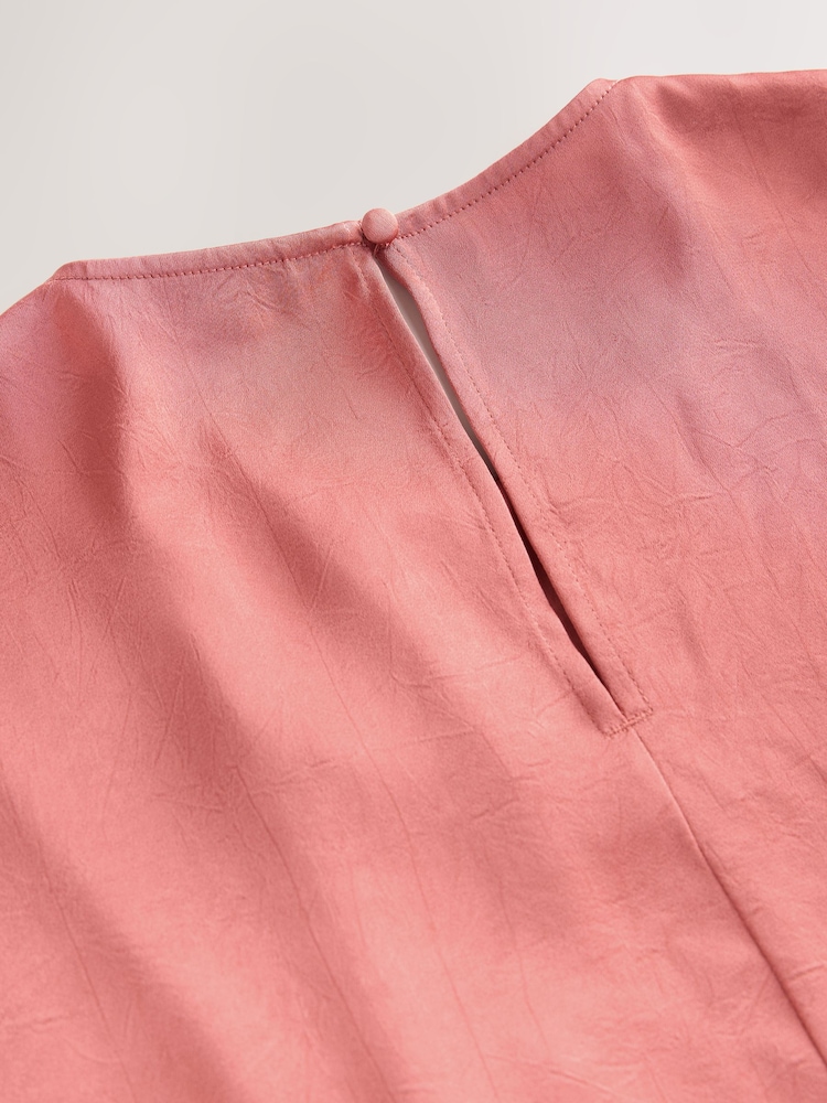 Розово-золотистый - Short Sleeve Crinkle Satin Asymmetric Top - Image 7 of 7 Розово-золотистый - Short Sleeve Crinkle Satin Asymmetric Top - Image 7 of 7