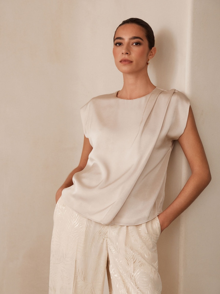 Цвета золотистого шампанского - Short Sleeve Crinkle Satin Asymmetric Top - Image 1 of 5 Цвета золотистого шампанского - Short Sleeve Crinkle Satin Asymmetric Top - Image 1 of 5